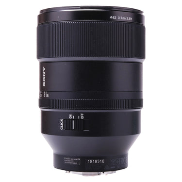 Sony FE 135mm f1.8 GM side view with serial number, 82mm filter marking and click switch