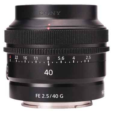 Sony FE 40mm f2.5 G lens side view showing aperture ring and 40 marking