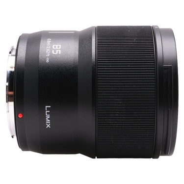Panasonic Lumix S 85mm f1.8 side profile toward the mount with red alignment dot