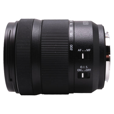 Panasonic LUMIX S 28-200mm side view with AF/MF and O.I.S. switches