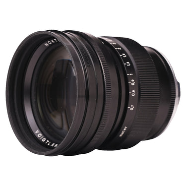 Voigtländer 75mm f1.5 Nokton front three-quarter view with focus distance scale