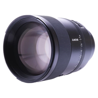 Sony FE 135mm f1.8 GM angled front view with SONY marking and aperture scale