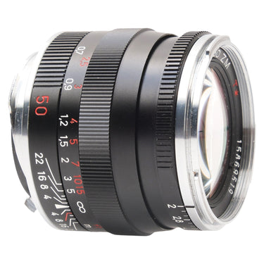 Carl Zeiss Planar 2/50 ZM angled view of front glass and focus scale