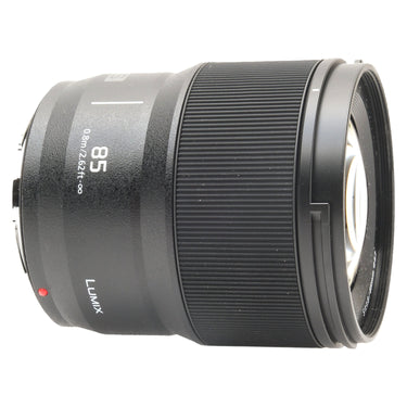 Panasonic Lumix S 85mm f1.8 side view with ribbed focus ring and 85mm barrel markings