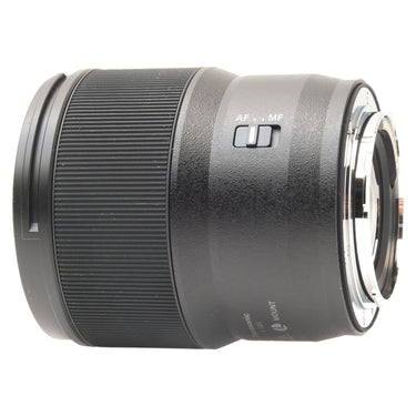 Panasonic Lumix S 85mm f1.8 side view with AF MF switch and rear mount