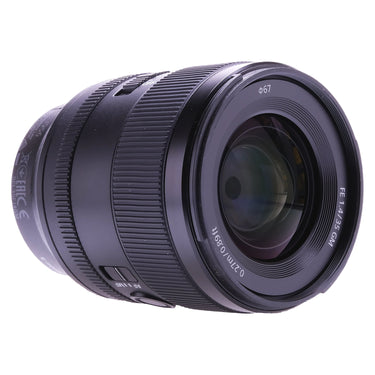 Sony FE 35mm f1.4 GM side view showing AF/MF switch and distance markings