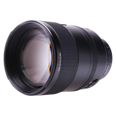 Sony FE 135mm f1.8 GM angled front element view with side aperture scale and serial