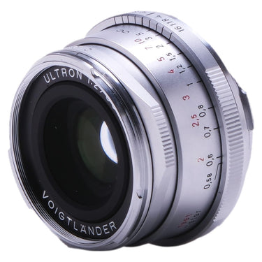 Voigtlander Ultron 35mm f2 II angled view of front glass and distance scale
