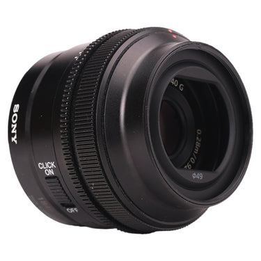 Sony FE 40mm f2.5 G angled front view with aperture click on/off switch
