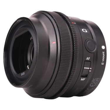 Sony FE 40mm f2.5 G angled view with AF/MF switch and E-mount label